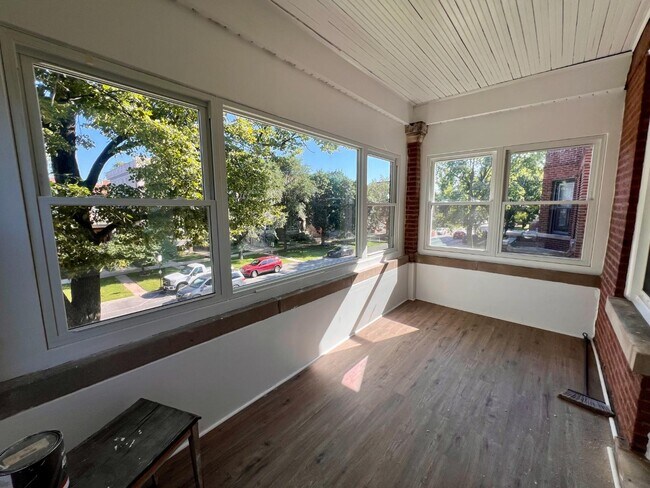 Building Photo - 3859 W Wrightwood Ave