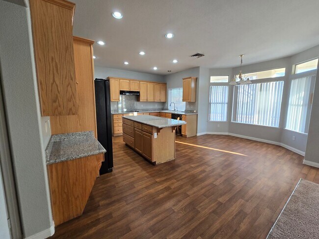 Building Photo - 6325 N Juliano Rd