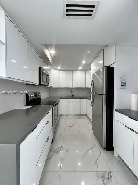 Building Photo - 6039 Collins Ave