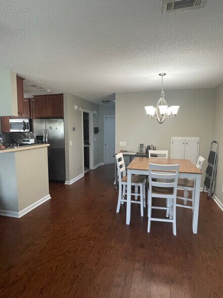 Building Photo - 214 Foxchase Ln