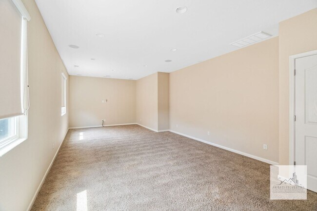 Building Photo - Beautiful 4 Bedroom 3 Bath Home with Solar in Northeast Fresno!