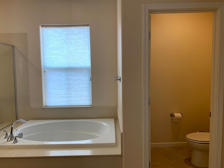 2nd Floor Master Bath - 5853 Flora Cmn