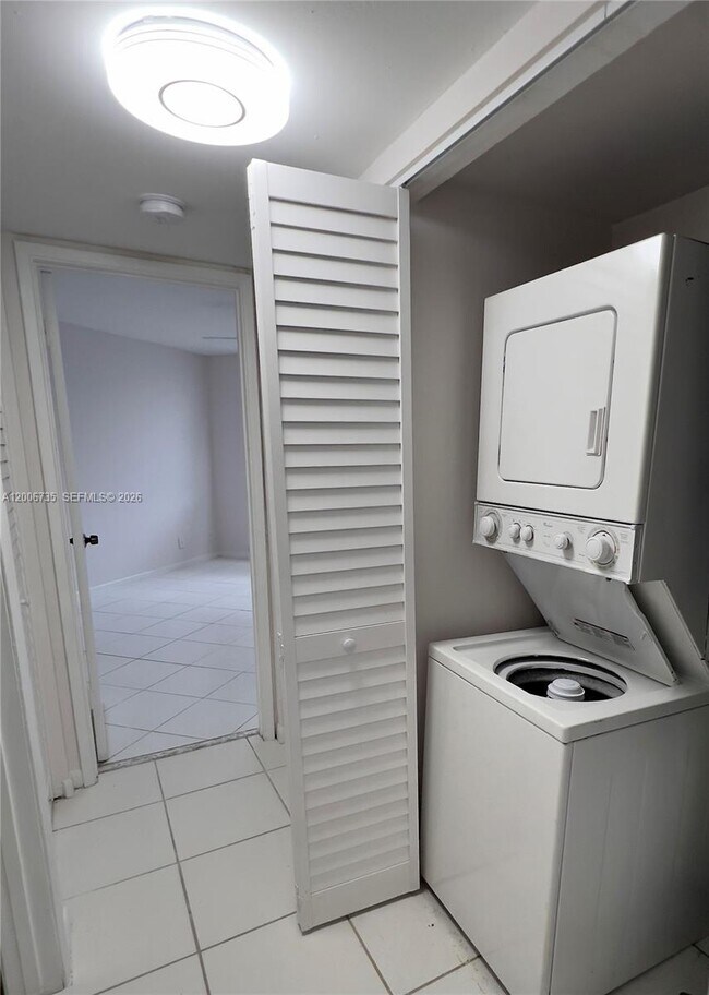 Building Photo - 216 Lake Pointe Dr