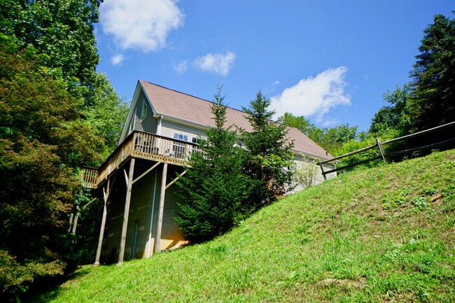 BooneDoggle - a quiet hillside retreat to concentrate on what's important in life. - 221 Long St