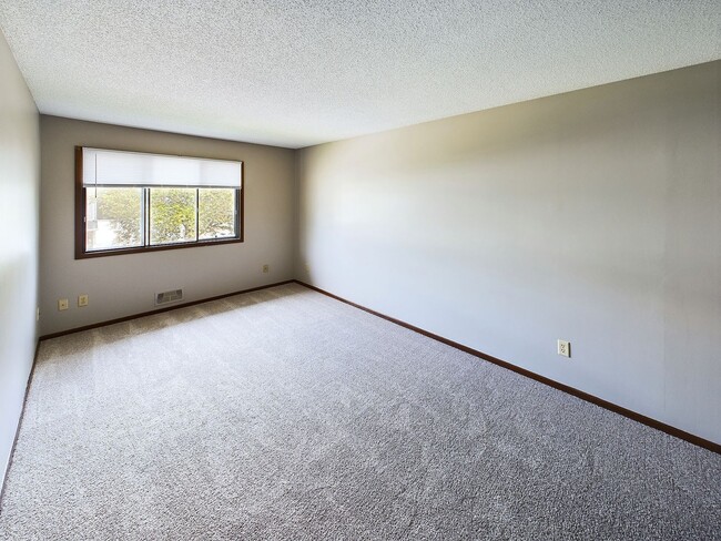 Building Photo - Maple Grove 3BR Townhome, Fully Remodeled