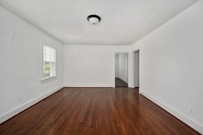 Building Photo - 819 Weedon St