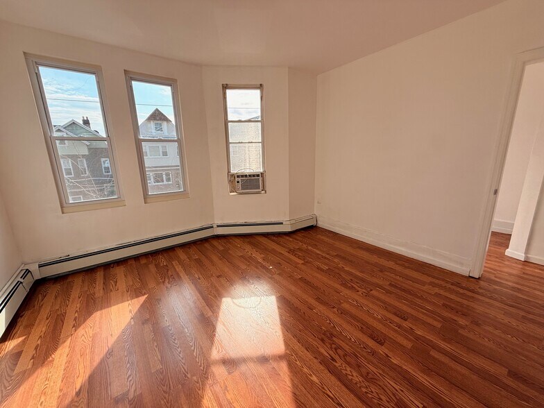 Building Photo - 35 W 47th St