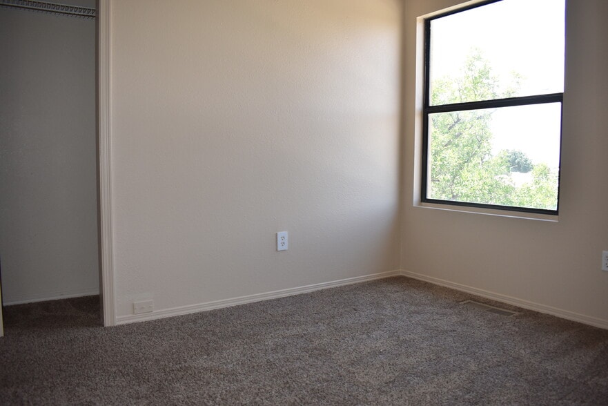 Building Photo - 8600 Simi Ln NE