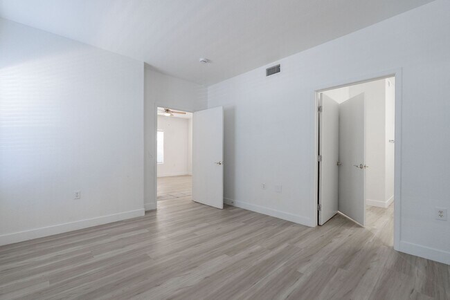 Building Photo - 10245 S Maryland Pkwy