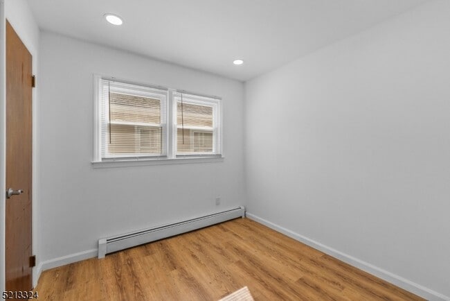 Building Photo - 520 Davis Ave