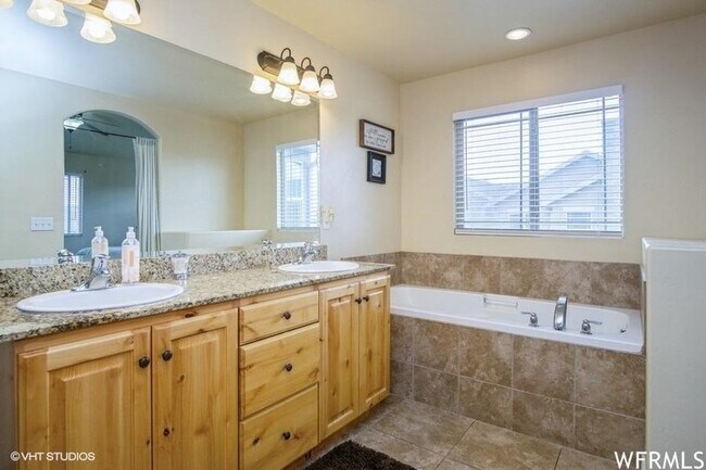 Building Photo - 3857 E Cunninghill Dr