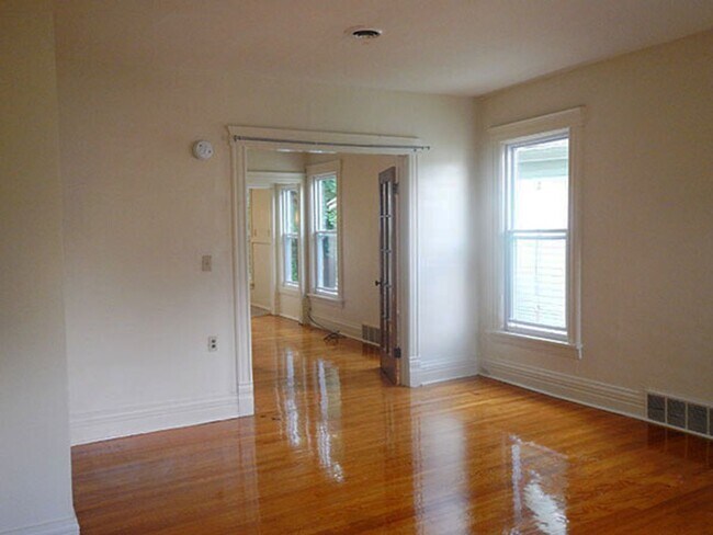 Building Photo - Second Floor Apartment Available 8/1/26