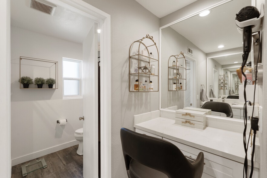 Suite Powder area - 18175 Andrea Cir N