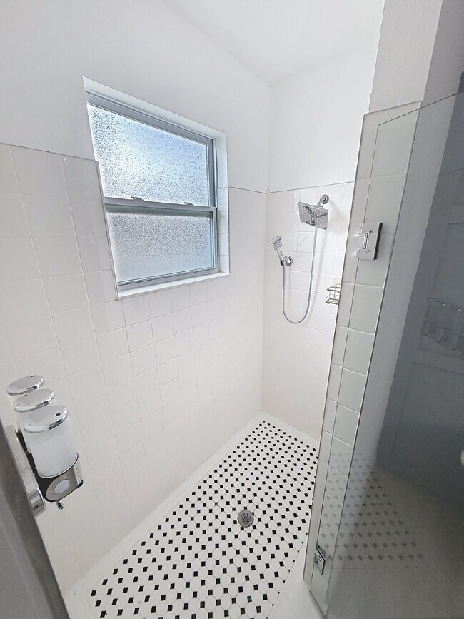 Building Photo - Welcome home to this gorgeous 4-bedroom, 2-bath home!