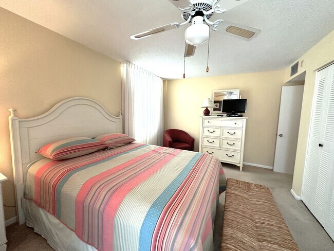Building Photo - STUNNING SEASONAL 2/2 CORNER CONDO WITH OV...