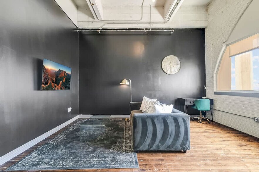 Building Photo - 500 S Ervay St