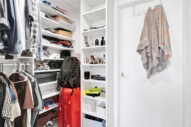 Building Photo - 1750 N Bayshore Dr