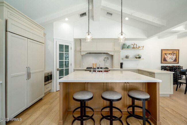Building Photo - 5838 E Calle Del Paisano