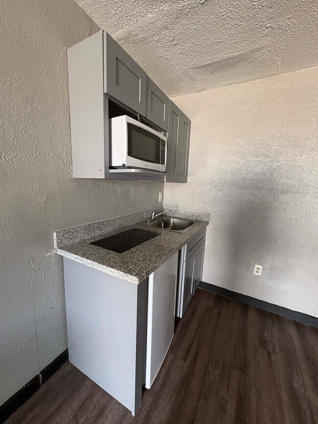 Building Photo - 711 Pasadena Fwy