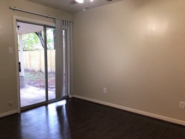 Building Photo - 615SB