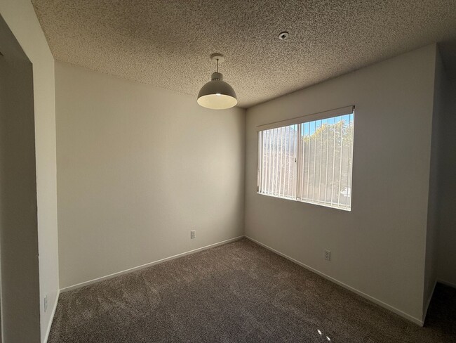 Building Photo - Centrally Located Las Palmas Upstairs Cond...