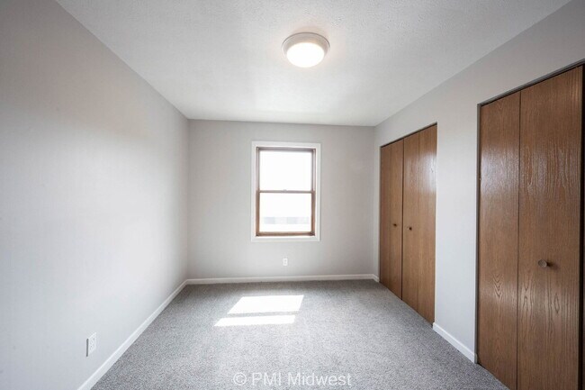 Building Photo - "Charming 2-Bed Oasis with 1.5 Baths in Sh...