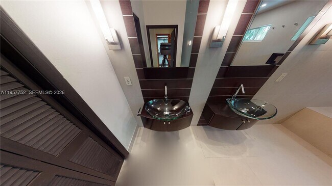 Building Photo - 1906 Ferdinand St