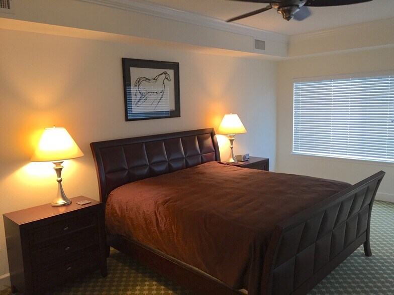 Building Photo - 102 Yacht Harbor Dr