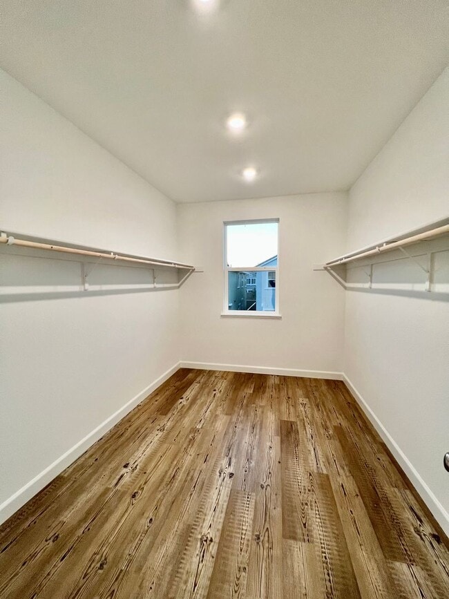 Building Photo - GORGEOUS 4 BED/3BATH IN BRENTWOOD SAVE $10...
