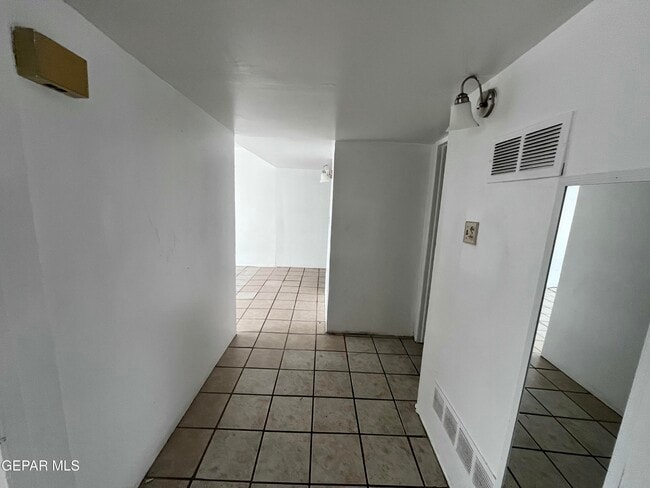 Building Photo - 813 Elmwood Ct