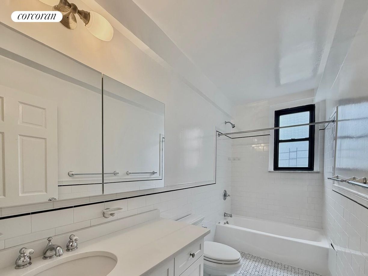 Building Photo - 210 E 68th St