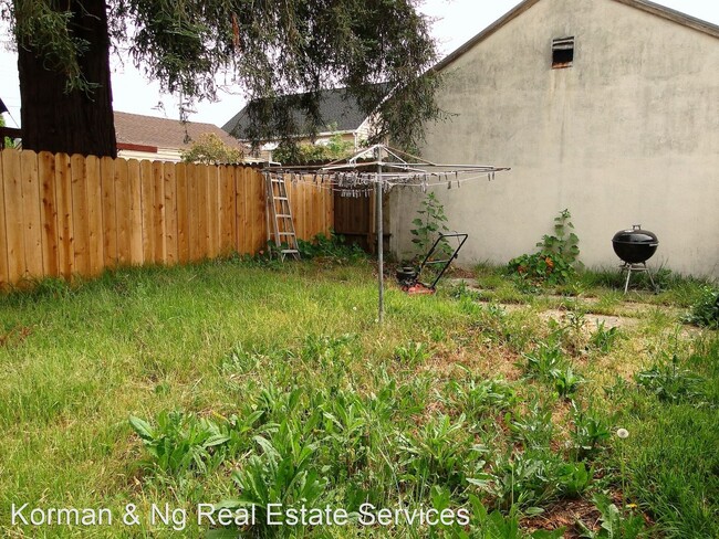 Building Photo - 2 br, 1 bath House - 432 Everett St.