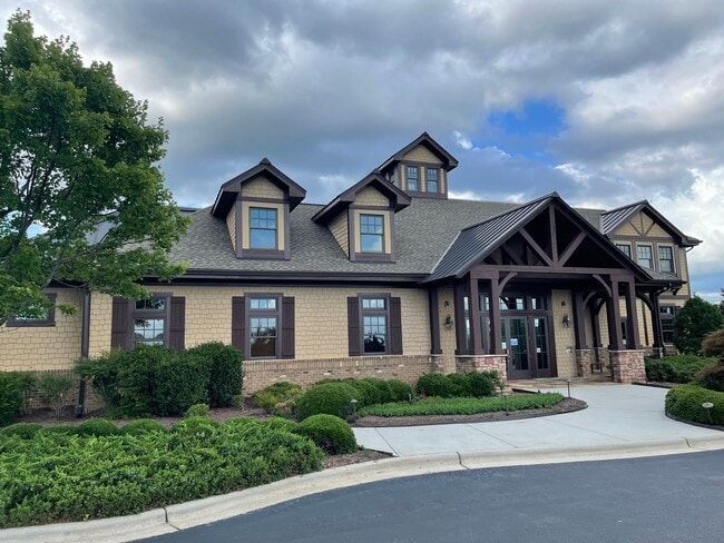 Building Photo - Spacious 3 Bed, 3.5 Bath Townhome in Desirable & Convenient Highland Creek Community!