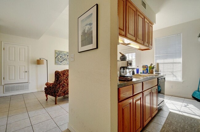 Building Photo - West Campus Gem!!!