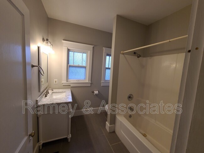 Building Photo - 2029 Baringer Ave