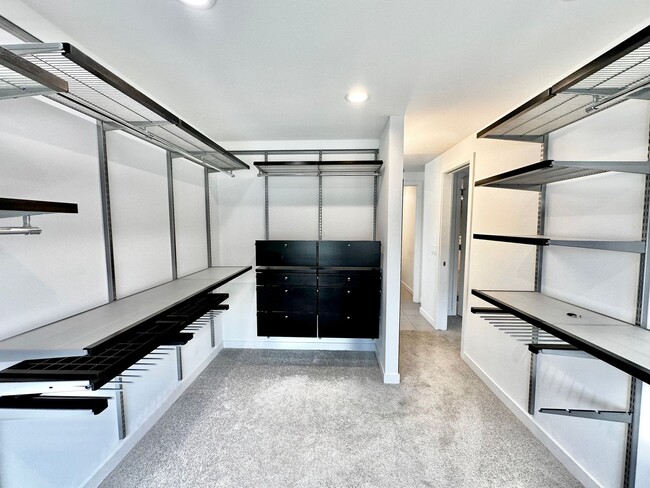 Building Photo - 6 BR / 4 BA – 4,100 SQ FT with Patio, Full...