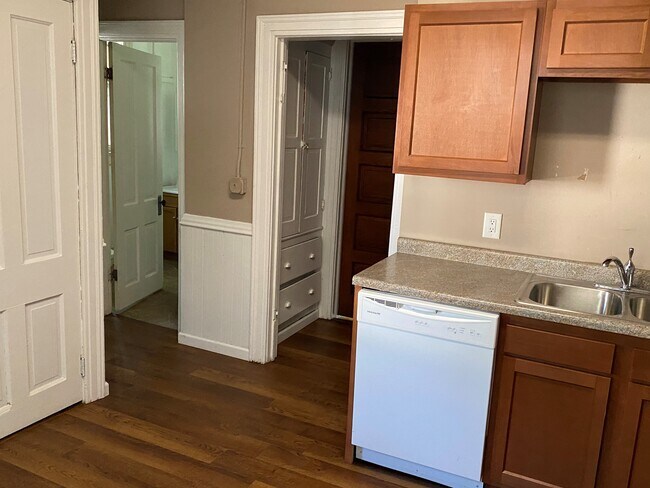 Building Photo - 604 W Elm St