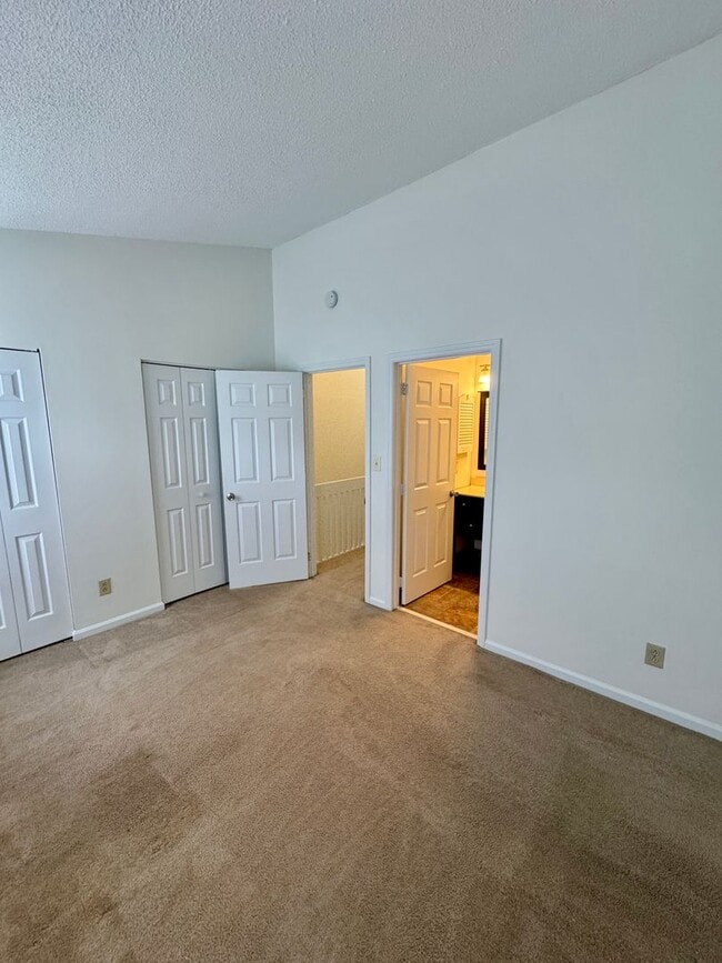 Building Photo - Cozy, 2BR, 2.5BA Townhouse in Raintree