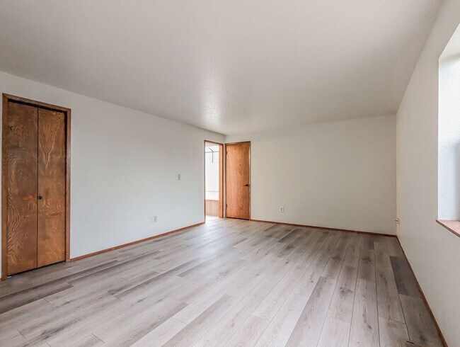 Building Photo - Move in ready 3 bedroom, 2.5 bath home wit...