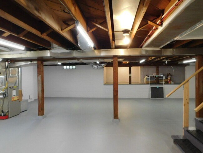Building Photo - 3Bd/1Ba Two Story House w/ Basement - Avai...