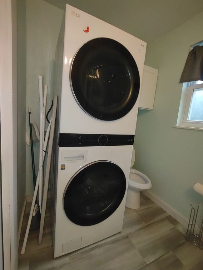 Building Photo - Studio Apt in Private Setting