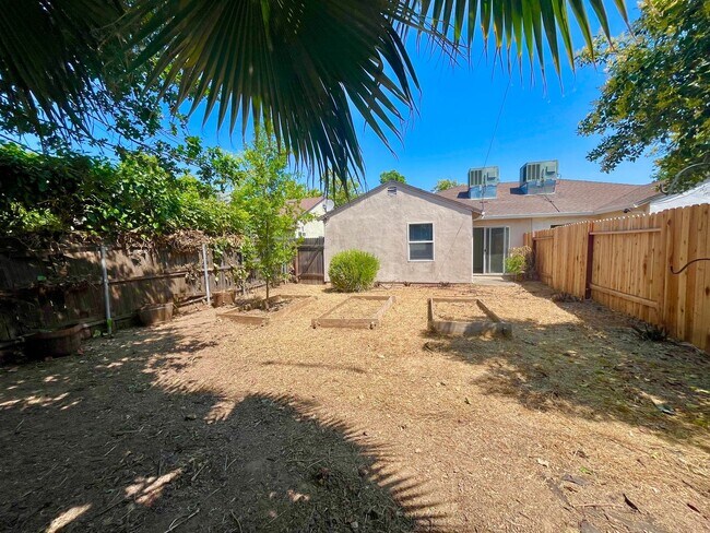 Building Photo - 1729-1731 Madrone Avenue