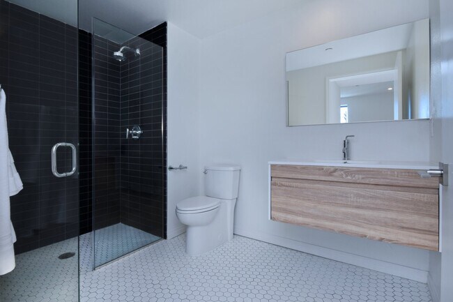 Building Photo - Luxury Apartments - Move In Special