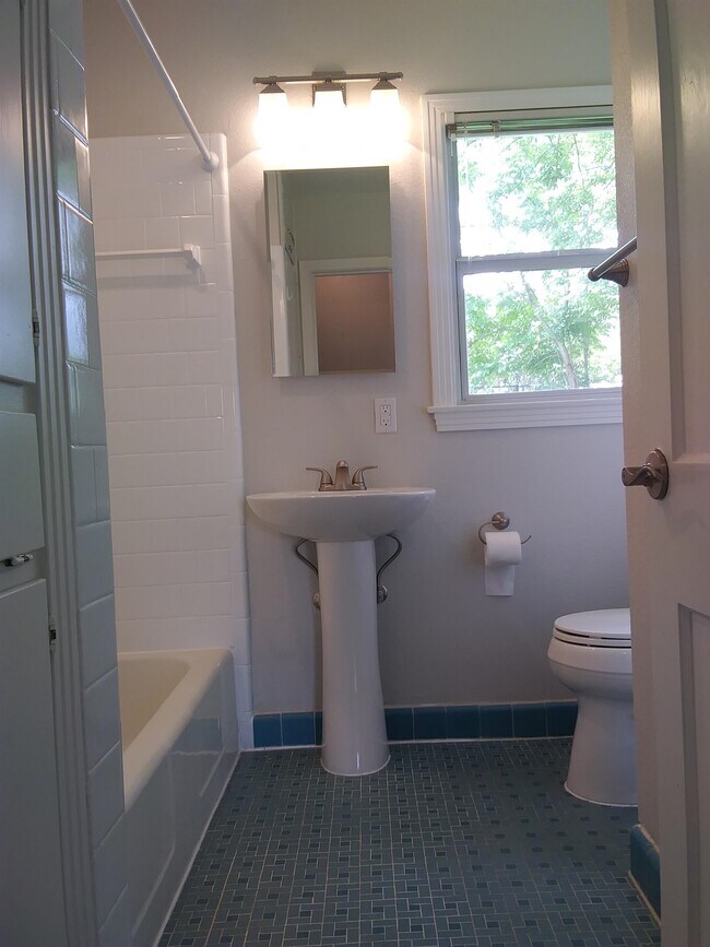 Building Photo - 353 Irvington Dr