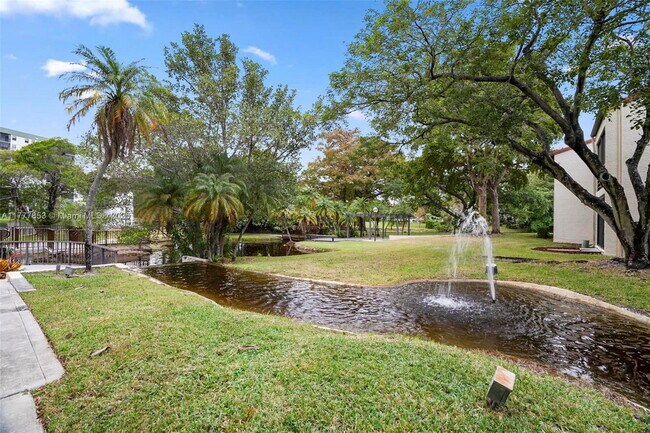 Building Photo - 2313 S Cypress Bend Dr