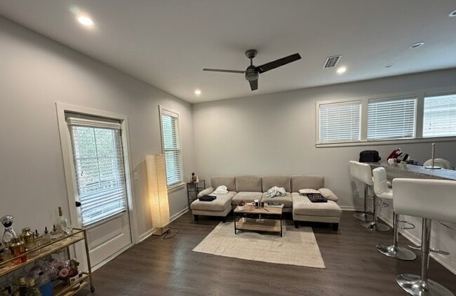 Building Photo - UF STUDENT UNIT AVAILABLE | HALF OFF FIRST MONTH + FREE INTERNET & PARKING!