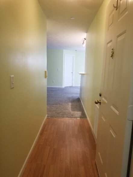 Building Photo - 400 Lakeview Dr