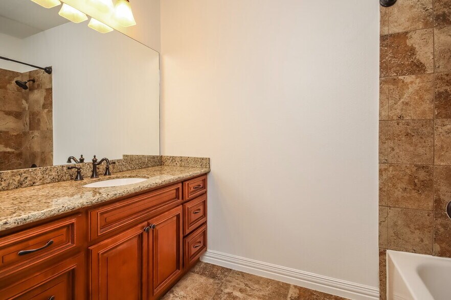 Building Photo - 610 New London Dr