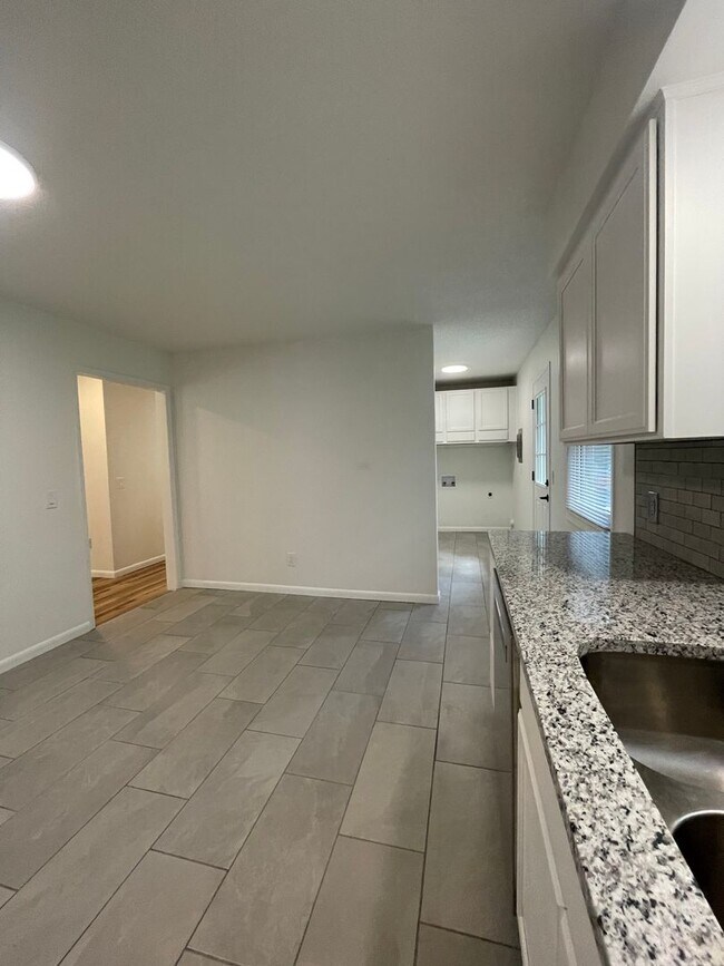 Building Photo - Great Location 3 bedroom 1 bath 1car garage