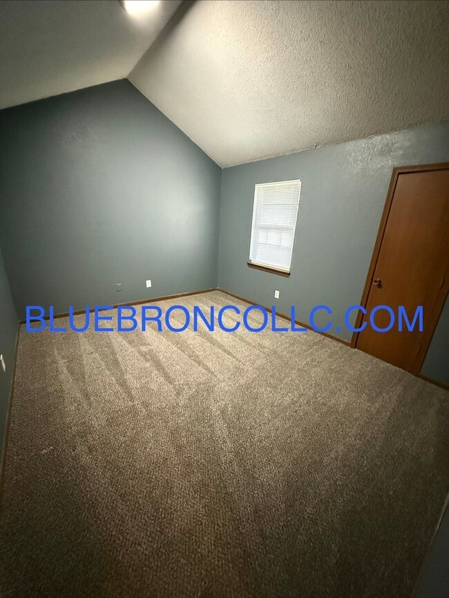 Building Photo - Spacious 3 bedroom townhome with attached 1 car garage
